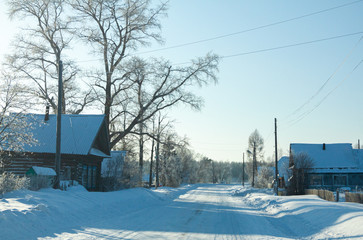 Naklejka premium Winter rural highway in frosty day