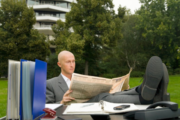 Wirtschaftszeitung lesen