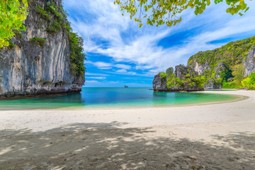 Obraz premium Hong Islands,Beautiful tropical sandy beach and lush green foliage on a tropical island ,thailand