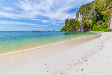 Obraz premium Hong Islands,Beautiful tropical sandy beach and lush green foliage on a tropical island ,thailand