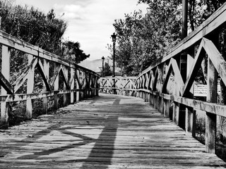 paisaje puente blanco  y negro