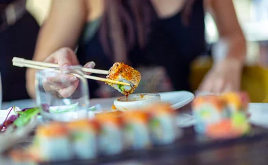 Selbstklebende Fototapeten Sushi genießen © Anna Om