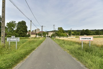 Naklejka premium L'une des routes d'entrée du bourg de Champagne au Périgord Vert