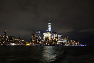 Fototapeta na wymiar sky line nocturno de nueva york desde el rio