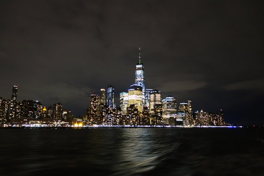 sky line nocturno de nueva york desde el rio