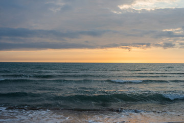 Obraz premium Sunset over the ocean at One Thousand Steps Beach in Laguna Beach