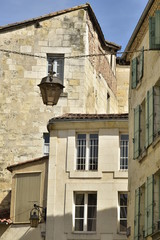 Fototapeta na wymiar L'architecture typique de différentes époques au centre historique de Périgueux en Dordogne