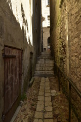 Escaliers étroits et ombragé entre deux vieux murs en pierres dans le quartier médiéval de Périgueux en Dordogne