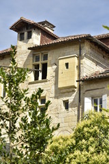 Fenêtres d'un des châteaux en style renaissance au centre historique de Périgueux en Dordogne