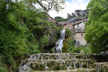 Cascada cayendo a trav&eacute;s de un bosque.