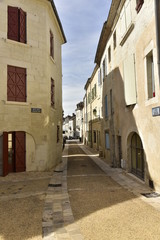 L'une des ruelles ombragées et restaurées au centre historique de Périgueux en Dordogne