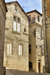 Fototapeta na wymiar L’architecture typique en pierres ou en colombages des bâtisses dans le centre médiévale de Périgueux en Dordogne