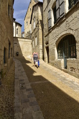 Fototapeta na wymiar Rue ou ruelle typique en pente récemment restaurée entre les vieux murs du centre historique de Périgueux en Dordogne
