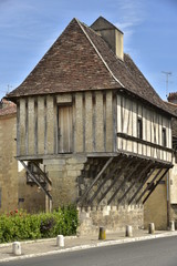 Fototapeta na wymiar Le grenier en colombage construit en encorbellement sur un vestige des fortifications de Périgueux en Dordogne