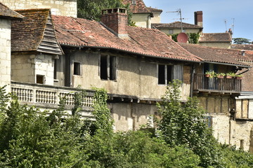 Fototapeta na wymiar L’architecture typique en pierres ou en colombages des bâtisses dans le centre médiévale de Périgueux en Dordogne