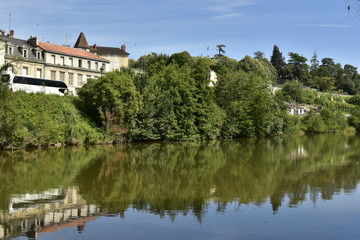 Fototapeta na wymiar Végétation se reflétant dans l'Isle le long du centre historique de Périgueux en Dordogne