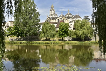 L'imposante cath&eacute;drale Saint-Front &eacute;mergeant des arbres et des maisons sur la rive d'en face de l'Isle &agrave; P&eacute;rigueux 