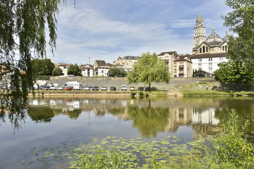 Fototapeta na wymiar Les eaux miroitées de l'Isle en face du centre historique de Périgueux en Dordogne