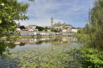 Fototapeta na wymiar Nénuphars et reflet dans l'Isle en face du centre historique de Périgueux en Dordogne