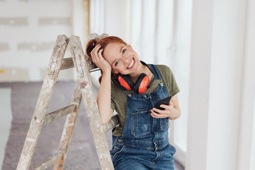 lachende frau arbeitet auf der baustelle