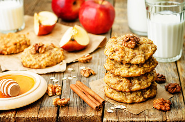 apples oats cinnamon cookies on a wood background.