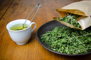 Alternative Schmerztherapie mit CBD-Tee Hanftblütentee