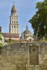 L'imposante cathédrale St-Front émergeant du mur d'enceinte médiéval au centre historique de Périgueux en Dordogne