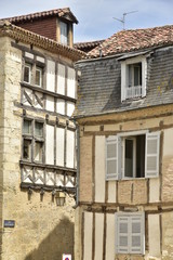 Façades typiques en colombages au centre ville historique de Périgueux en Dordogne 