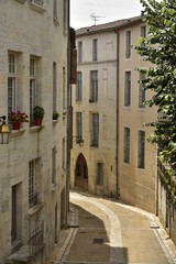 Fototapeta na wymiar Ruelle entre les vieux murs en pierres et historiques au centre ville médiévale de Périgueux en Dordogne