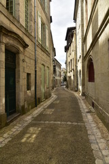 Naklejka na ściany i meble Ruelle typique dans le quartier médiéval de Périgueux en Dordogne