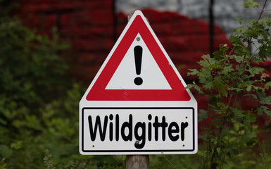 Schild Achtung Wildgitter