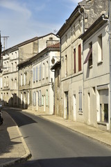 Fototapeta na wymiar L'une des rues typiques du Périgord Vert au village de Mareuil 
