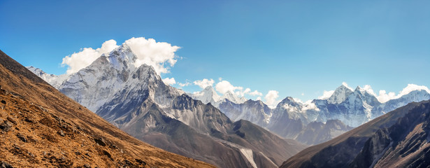 Obraz premium Scenic valley and Himalayan mountains peaks on trek between Tengboche and Lobuche, Nepal.