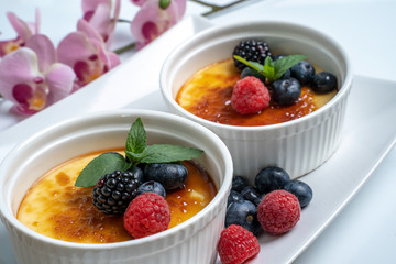 Köstliches Dessert mit süßen Beeren