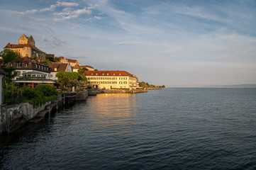 Blick auf Meersburg und Bodensee im Abendlicht 