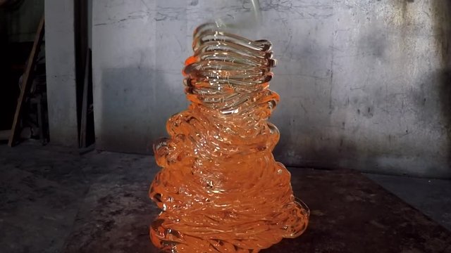 Colata a spirale di vetro colorato e caldo