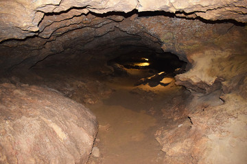 Interior de una cueva con luces en una montaña.