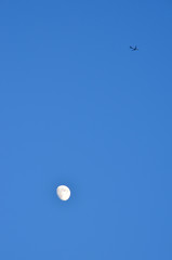 Mond und Flugzeug am Himmel