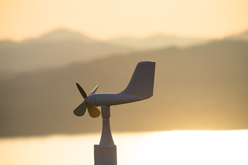 Wind direction detector in the dusk