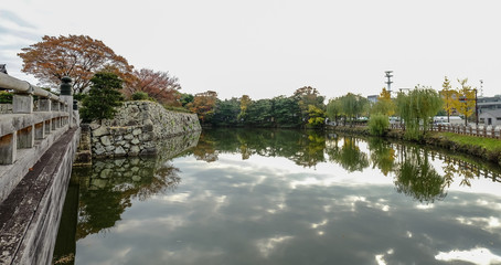 Obraz premium Moat of Himeji Castle in autumn