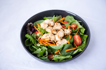 Green salad, tomatoes with grilled chicken