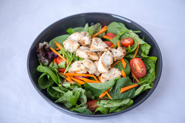Green salad, tomatoes with grilled chicken