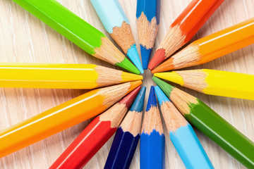 Naklejka premium Color pencils in a circle on a white background. Drawing with colored pencils.
