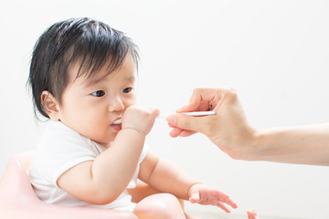 離乳食を食べる赤ちゃん
