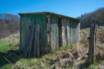 alte Viehhütte auf einer Wiese im Almetal Sauerland NRW Deutschland naturnaher sanfter Tourismus