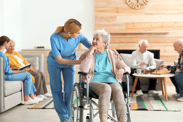 Nurses assisting elderly people at retirement home - obrazy, fototapety, plakaty