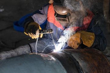 Manual arc welding of large diameter pipeline elements