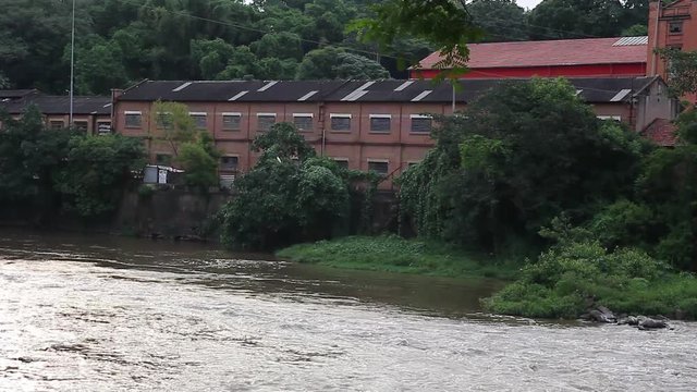 Piracicaba river with Engenho Central.
Rio de Piracicaba com Engenho central ao fundo.