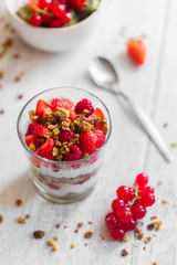 verre de yaourt fruits rouges et granola