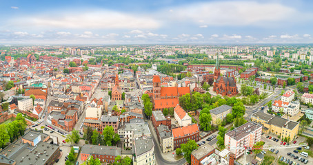 Toruń - panorama miasta z lotu ptaka. Krajobraz starego miasta z Rynkiem Nowomiejskim i atrakcjami turystycznymi.